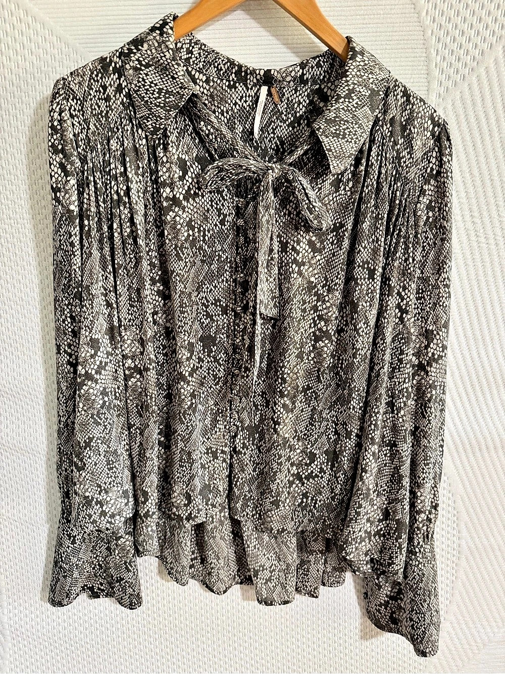 Free People Snake Print Tie Neck Blouse Size Medium very good